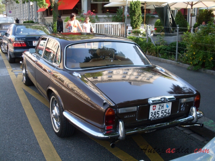 Jaguar_XJ_Mark_1_1968-1992_(1973-1979_Series_II_4.2L_XJ6)_(01)_-CA1-.jpg